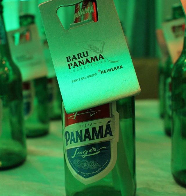 En una botella de Cerveza Panamá se presenta carta de sostenibilidad 2016